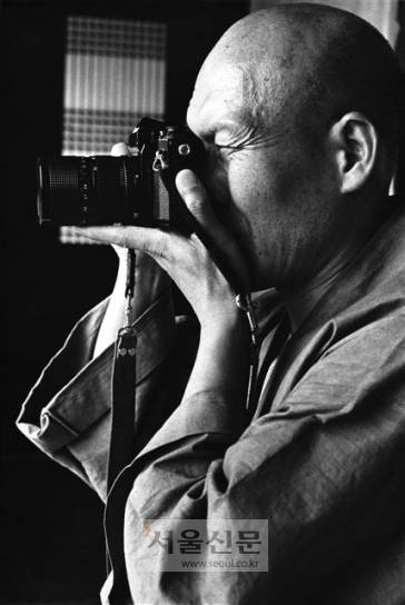 법정 스님의 맏상좌인 덕조 스님이 최근 전남 순천 송광사의 산내 암자 불일암에서 법정 스님에게 물려받은 카메라를 들고 웃고 있다(위 사진). 아래 사진은 덕조 스님이 제공한 법정 스님의 미공개 사진. 법정 스님은 다양한 예술과 함께 사진 찍는 것도 좋아했다고 한다.류재민 기자