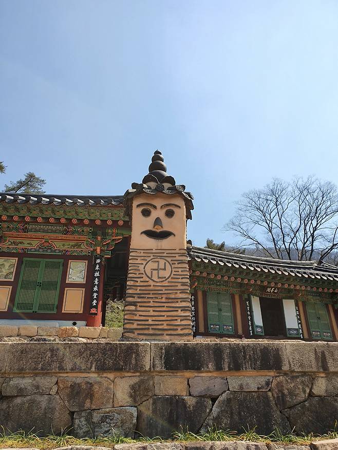 불갑사는 백제 이후 수많은 중창이 이루어진 관록의 절이다.