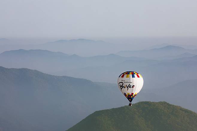 파도처럼 물결치는 산들 위로 열기구가 떠 오르고 있다. [사진/진성철 기자]