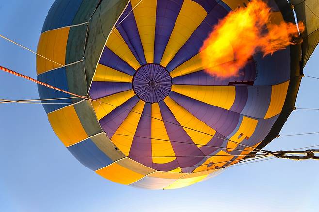 열기구가 하늘로 두둥실 떠오르고 있다. [사진/진성철 기자]