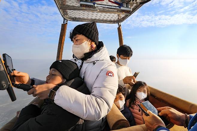 열기구 자유비행을 즐기는 사람들 [사진/진성철 기자]
