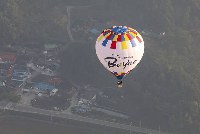 부여 하늘을 날고 있는 열기구 [사진/진성철 기자]