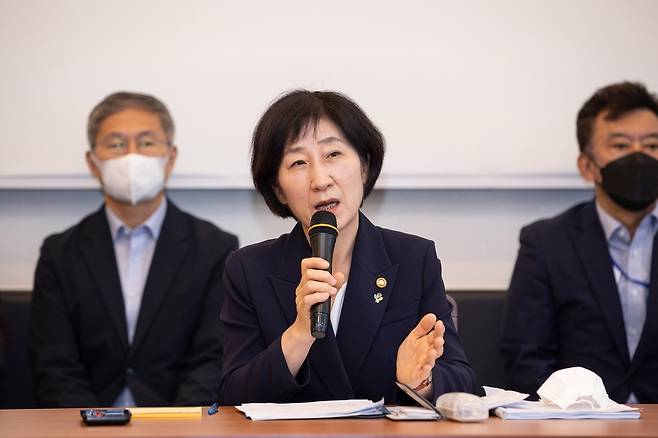 발언하는 한화진 환경부 장관 (세종=연합뉴스) 한화진 환경부 장관이 15일 세종시 한 음식점에서 출입기자단과 간담회 중 발언하고 있다. 2022.6.15. [환경부 제공. 재판매 및 DB 금지]