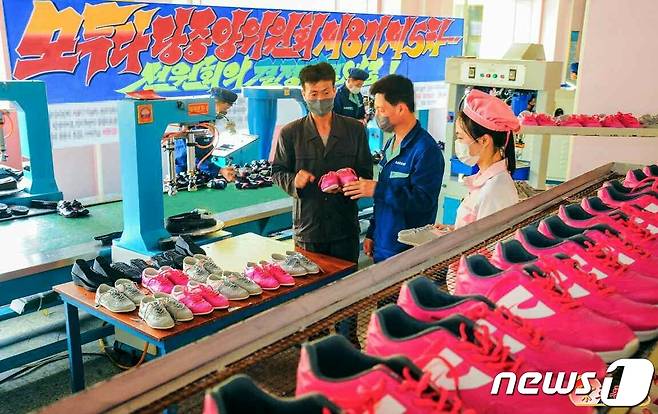 (평양 노동신문=뉴스1) = 북한 노동당 기관지 노동신문은 15일 "당 중앙위원회 제8기 제5차 전원회의 결정을 높이 받들고 경공업부문의 일꾼들과 노동계급이 비상한 각오를 안고 인민 소비품 생산을 늘리기 위해 분발하고 있다"라고 보도했다. [국내에서만 사용가능. 재배포 금지. DB 금지. For Use Only in the Republic of Korea. Redistribution Prohibited] rodongphoto@news1.kr