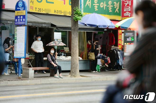 15일 오전 광주 북구 말바우시장(서) 무개승강장에서 시민들이 버스를 기다리고 있다. 2022.6.15/뉴스1 © News1 정다움 기자