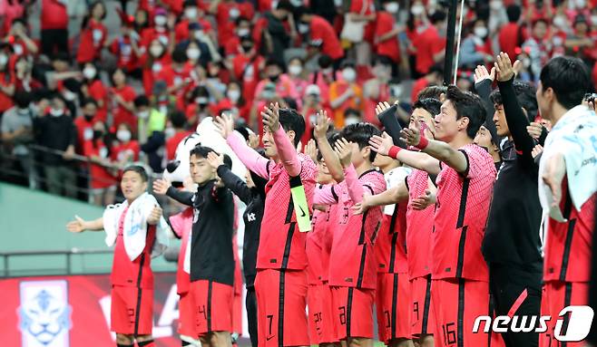 대한민국 축구 국가대표팀 주장 손흥민과 선수들이 4일 서울월드컵경기장에서 열린 '2002 한일월드컵 20주년 기념 평가전' 대한민국과 이집트의 경기를 4대1로 승리한 뒤 붉은악마를 향해 인사하고 있다. 2022.6.14/뉴스1 © News1 장수영 기자