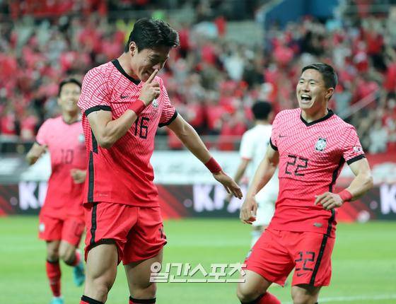 대한민국 축구대표팀과 이집트 대표팀의 친선경기가 14일 오후 서울 상암동 서울월드컵경기장에서 열렸다. 전반 황의조가 첫 골을 넣고 세레머니를 하고 있다.  상암=김민규 기자 mgkim1@edaily.co.kr /2022.06.14/