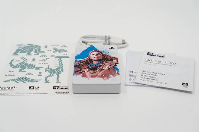 제품 구성품. 외장 하드디스크와 설명서, USB 케이블과 함께 '호라이즌' 시리즈에 등장하는 기계 생명체를 표현한 스티커가 들어있다