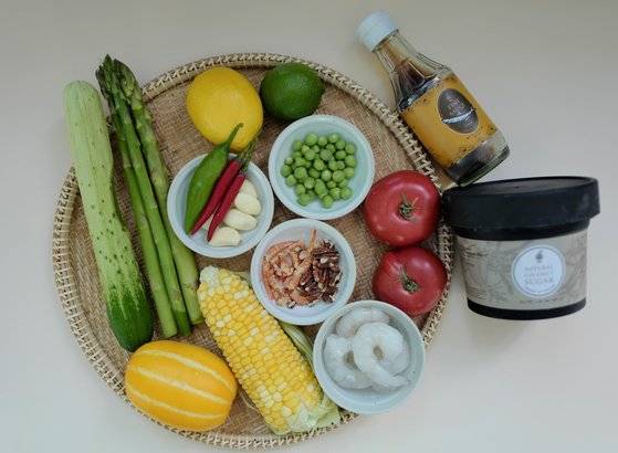 솜땀에 들어가는 재료로, 그린파파야 대신 참외를 사용했다. 사진 김혜준