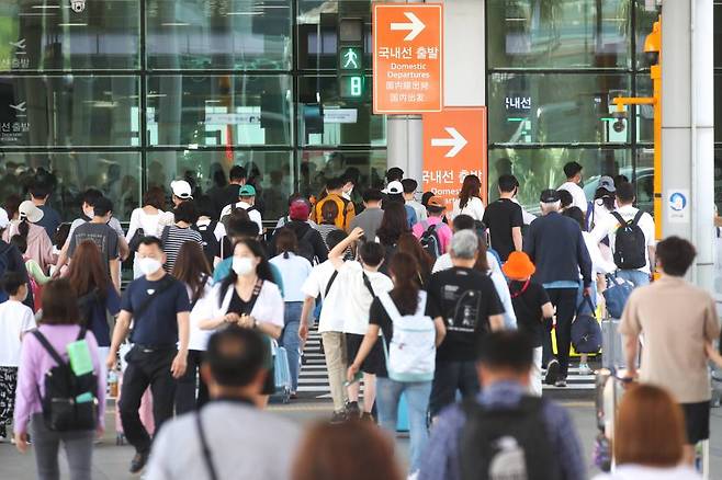 [제주=뉴시스] 우장호 기자 = 지난 6일 오후 제주국제공항에 휴가를 즐기고 제주를 떠나려는 관광객들의 발걸음이 이어지고 있다. 2022.06.06.
