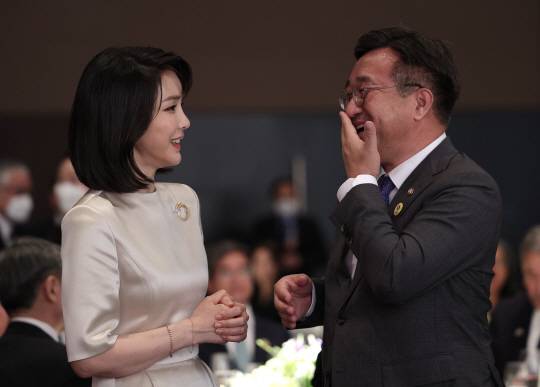 윤호중 당시 더불어민주당 비상대책위원장(오른쪽)이 윤석열 대통령의 부인 김건희 여사와 지난 5월10일 서울 중구 신라호텔에서 열린 외빈 초청 만찬에서 이야기를 나누며 활짝 웃고 있다. 대통령실 제공