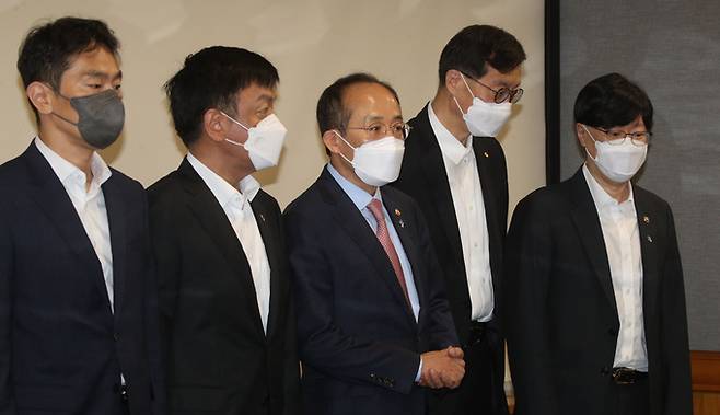 추경호 경제부총리 겸 기획재정부 장관을 비롯한 국내 경제 수장들이 16일 오전 서울 중구 은행회관에서 열린 '확대 거시경제 금융회의'에 앞서 기념촬영을 하고 있다. 왼쪽부터 이복현 금융감독원장, 최상목 경제수석, 추 부총리, 이창용 한국은행 총재, 김소영 금융위원회 부위원장.&nbsp; &nbsp; 공동취재