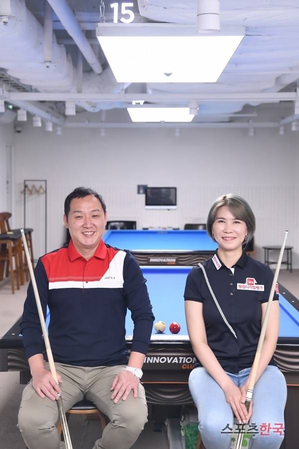 부부 당구선수 신기웅, 오수정이 스포츠한국과 인터뷰에서 포즈를 취하고 있다. ⓒ이혜영 기자 lhy@hankooki.com