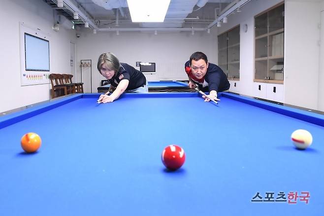 부부 당구선수 신기웅, 오수정이 스포츠한국과 인터뷰에서 포즈를 취하고 있다. ⓒ이혜영 기자 lhy@hankooki.com