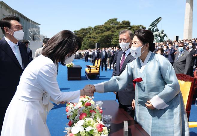 윤석열 대통령 부인 김건희 여사가 지난달 10일 서울 여의도 국회에서 열린 제20대 대통령 취임식에서 문재인 전 대통령 부인 김정숙 여사와  인사하고 있다. /대통령실 제공