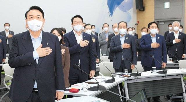 윤석열 대통령(앞줄 왼쪽)이 16일 경기 성남시 판교 제2테크노밸리에서 열린 새 정부 경제정책방향 발표회의에서 국민의례를 하고 
있다. 이날 정부는 법인세 최고세율을 22%로 낮추고 1주택자에 대한 종합부동산세 부과 기준을 14억 원으로 높이는 내용의 
경제정책방향을 발표했다. 성남=대통령실사진기자단