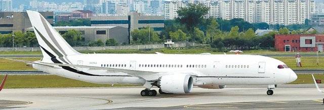 대한항공이 신규 도입한 비즈니스 제트 B787-8 항공기가 김포국제공항 활주로에서 이동하고 있다. 독자 유인수 씨 제공