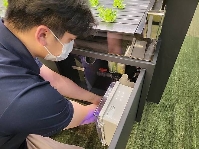 스마트팜을 유지 보수하는 김수범 매니저.