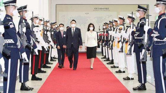 윤석열 대통령과 부인 김건희 여사가 17일 서울 용산구 전쟁기념관에서 열린 '국가유공자 및 보훈 가족 초청 오찬' 행사에 참석하고 있다. 대통령실 사진기자단