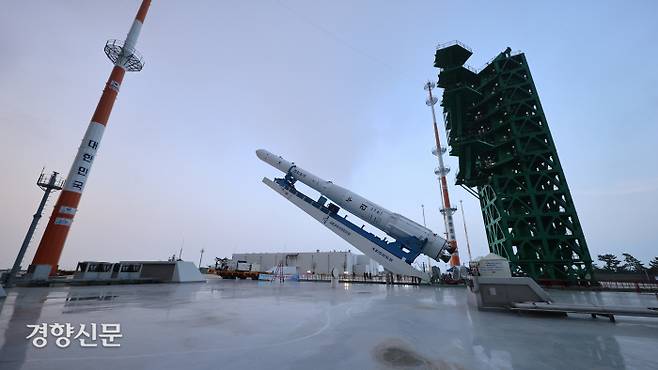 지난 15일 전남 고흥군 나로우주센터에서 한국형 발사체 누리호(KSLV-Ⅱ)가 다시 조립동으로 이송되기 위해 발사대에서 내려지고 있다. 한국항공우주연구원 제공