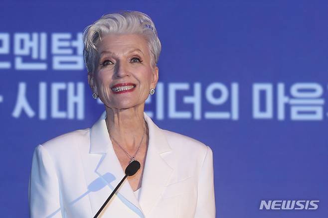 [서울=뉴시스] 권창회 기자 = 모델 메이 머스크가 15일 오후 서울 송파구 소피텔 서울 앰버서더 그랜드 볼룸에서 열린 '글로벌 우먼 리더스 포럼'에서 축사를 하고 있다. 2022.06.15. kch0523@newsis.com