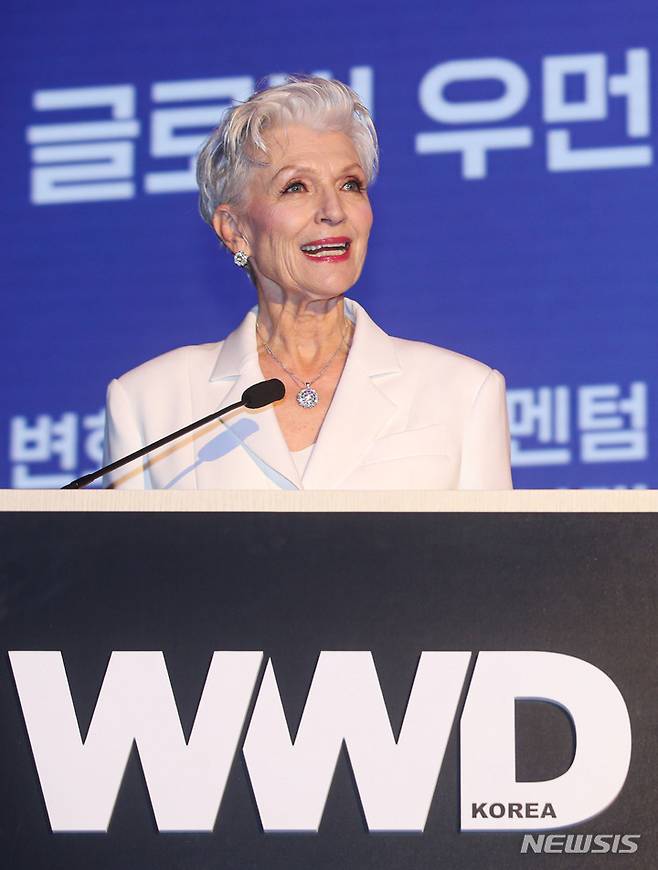 [서울=뉴시스] 권창회 기자 = 모델 메이 머스크가 15일 오후 서울 송파구 소피텔 서울 앰버서더 그랜드 볼룸에서 열린 '글로벌 우먼 리더스 포럼'에서 축사를 하고 있다. 2022.06.15. kch0523@newsis.com