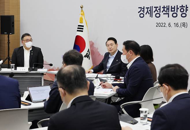 윤석열 대통령이 16일 오전 경기도 성남시 판교 제2테크노밸리 기업성장센터에서 열린 새정부 경제정책방향 발표 회의에서 발언을 하고 있다. 연합뉴스