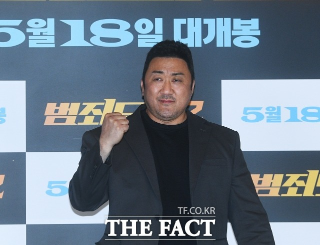 '범죄도시2'가 1100만 관객을 돌파했다. 지난달 11일 '범죄도시2' 언론배급 시사회와 기자간담회가 열린 가운데 배우 마동석이 기념사진 포즈를 취하고 있다. /이동률 기자