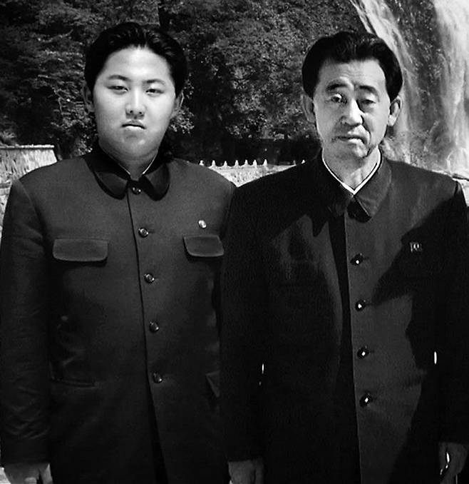 ‘군사 스승’ 현철해와 함께한 시절 - 북한 조선중앙TV가 최근 김정은 국무위원장의 10대 시절 사진을 대거 공개했다. 김정은의‘군사 스승’으로 불리다 지난달 사망한 현철해 국방성 총고문의 생애를 다룬 기록영화‘태양의 가장 가까이에서’를 통해서다. 사진의 김정은은 10대 후반으로 추정된다. /조선중앙TV