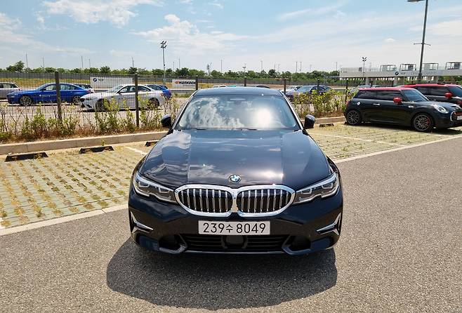 BMW 320i 럭셔리 트림 전면. /고성민 기자
