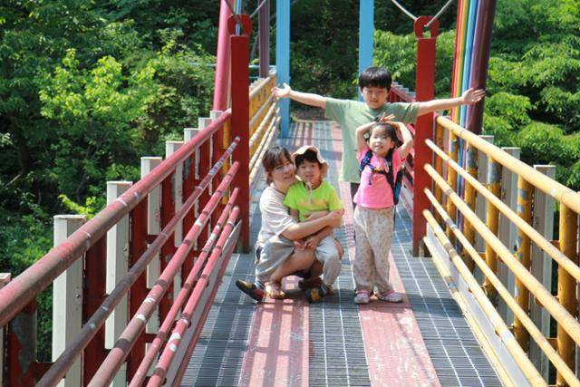 빙계 계곡에서 여가를 즐기고 있는 가족. 박상은 기자