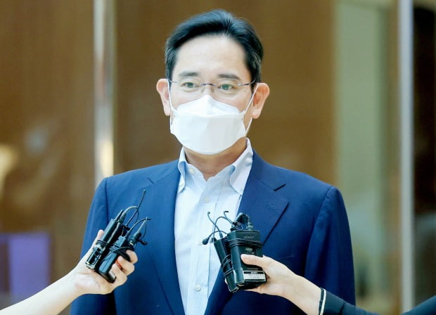 유럽 출장을 마치고 18일 김포공항을 통해 귀국한 이재용 삼성전자 부회장이 취재진 질문에 답변하고 있다. / 사진=연합뉴스