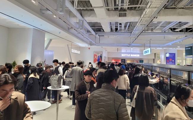 롯데마트 보틀벙커 제타플랙스점의 `테이스팅 탭`에 고객이 북적이는 모습<사진=롯데마트>