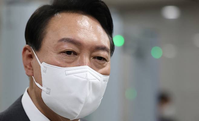 윤석열 대통령이 지난 6월15일 출근하며 기자들과 질의응답을 갖고 있다. ⓒ연합뉴스