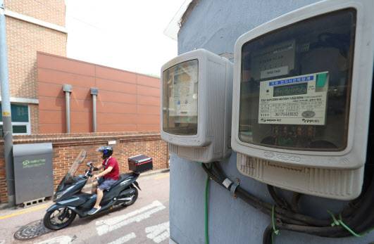 16일 서울 시내의 한 주택가에 설치된 전기계량기 모습.(사진=연합뉴스)