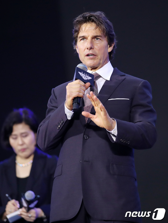 Seoul=) = Hollywood Actor Tom Cruise attends the Red Carpet event in the movie Top Gun: Maverick (director Joseph Kosinski) at the Jamsil Lotte World Tower in Songpa-gu, Seoul on the afternoon of the 19th.Top Gun: Maverick is a follow-up to Top Gun, which was released in 1986.The legendary Fighter aircraft pilot Maverick Pete Mitchell draws a story about his return to the pilot training institution Top Gun.Alongside Cruz, it stars Miles Teller, Jennifer Connolly, Glen Powell, Jay Ellis Greg Tarzan Davis, and others; directed by Joseph Kosinski; 2022.6.19