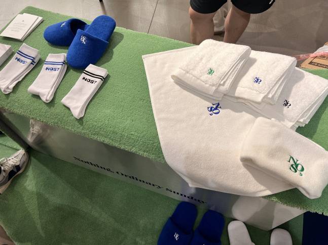 손흥민 브랜드에서 내세운 양말, 타월, 실내화. 청담 | 강예진기자