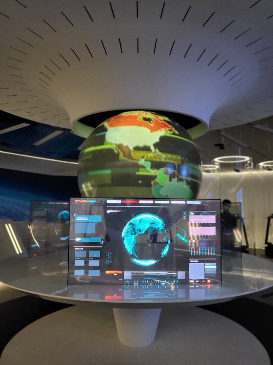티움에서 초고속 네트워크 등을 활용해 지구 환경을 모니터링하는 모습. 김나인 기자