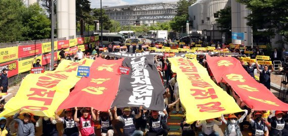 소상공인연합회원들이 최저임금위 제4차 전원회의가 열린 지난 16일 오후 세종시 고용노동부 앞에서 최저임금 제도개선 촉구 결의대회를 열고 '최저임금 차등적용, 최저임금 동결, 주휴수당 폐지'등을 외치고 있다. /사진=뉴스1화상