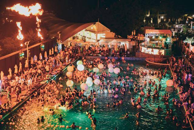 서울 광진구에 위치한 워커힐 호텔앤리조트는 다음달 9일부터 8월 27일까지 8주간 매주 토요일 '2022 워커힐 비키니 풀파티'를 개최한다. 사진은 2019년 워커힐 호텔앤리조트에서 열렸던 풀파티 전경. 워커힐 호텔앤리조트 제공