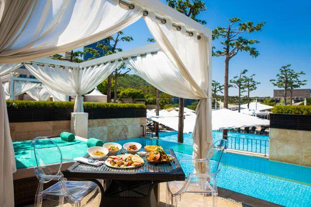 반얀트리서울은 5월 4일부터 오아시스 야외수영장을 열고 운영을 이어오고 있다. 다음달부터는 총 10회 수영장 풀파티도 재개할 계획이다. 반얀트리서울 제공