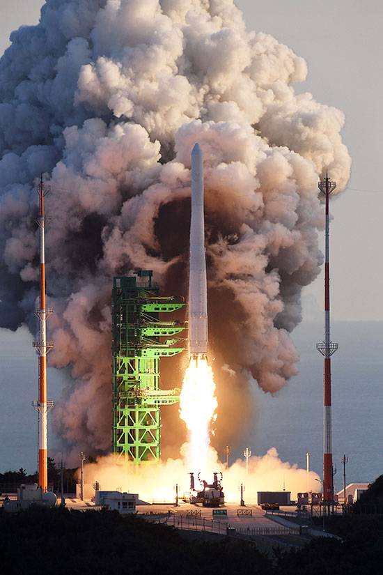 지난해 10월 한국형 발사체 누리호(KSLV-ll)가 고흥군 나로우주센터 제2발사대에서 화염을 내뿜으며 힘차게 날아오르는 모습. (고흥 사진공동취재단 제공)