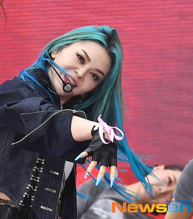 On the afternoon of June 19, the Red Carpet event in the movie Top Gun: Maverick was held at the outdoor plaza of Lotte World Tower in Songpa-gu, Seoul.American Song Contest winner Aleksa performs a celebration.