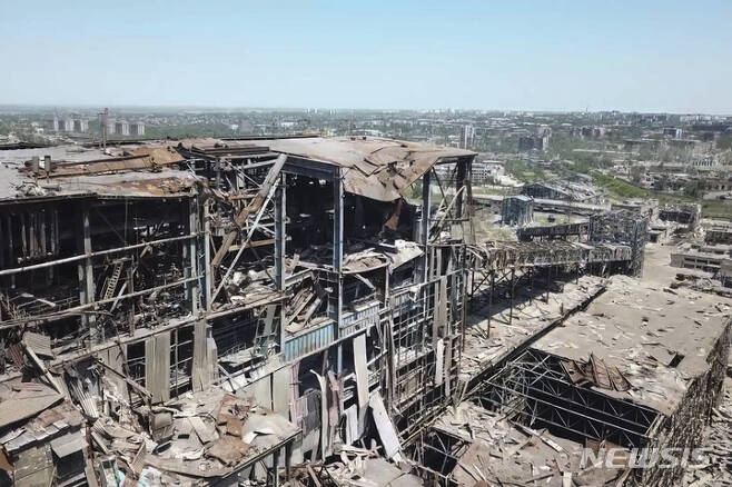 [마리우폴=AP/뉴시스] 러시아 국방부가 13일(현지시간) 공개한 사진에 우크라이나 동부 도네츠크인민공화국(DPR) 통제하에 있는 마리우폴에 아조우스탈 제철소가 보인다. 이 공장은 마리우폴 포위전 동안 거의 완전히 파괴됐다. 2022.06.15.
