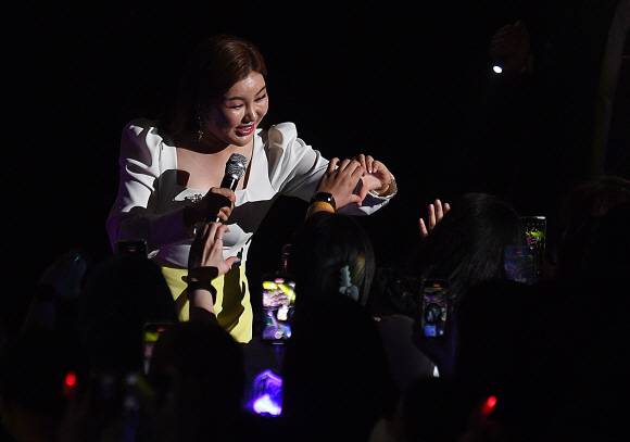 19일 강원 강릉시 강릉올림픽파크강릉아레나에서 열린 2024 강원 동계청소년올림픽대회 성공 개최를 기원하는  ‘2022 대한민국 상생 영수증 콘서트’에서 가수 송가인이 무대를 꾸미고 있다.이번 콘서트는 강원도, 강릉시, 서울신문과 전자신문이 주최하고 호반과 대중소기업농어업협력재단, G1방송 등이 후원했다. 2022.6.19 오장환 기자