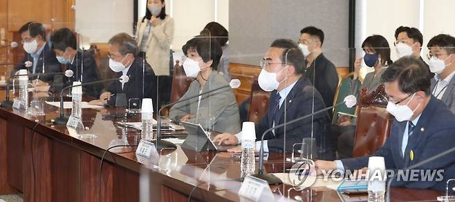 민주당, 서민대출금리 안정화 간담회 (서울=연합뉴스) 더불어민주당 박홍근 원내대표(오른쪽 두번째)가 17일 오후 서울 중구 전국은행연합회에서 열린 '더불어민주당 민생우선실천단 서민대출금리 안정화를 위한 현장 방문 간담회'에 참석해 발언하고 있다. 2022.6.17 [국회사진기자단] uwg806@yna.co.kr