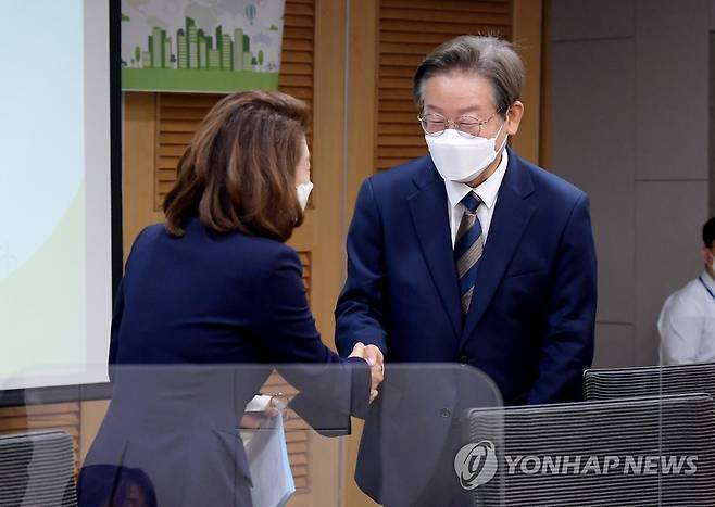 'RE100 실행 토론회' 참석하는 이재명 의원 (서울=연합뉴스) 백승렬 기자 = 더불어민주당 이재명 의원이 17일 오후 서울 여의도 국회 의원회관에서 열린 RE100 실행, 재생에너지 직접구매의 난관과 해결방안 모색 토론회에 참석하며 양이원영 의원과 인사하고 있다. 2022.6.17 [국회사진기자단] srbaek@yna.co.kr