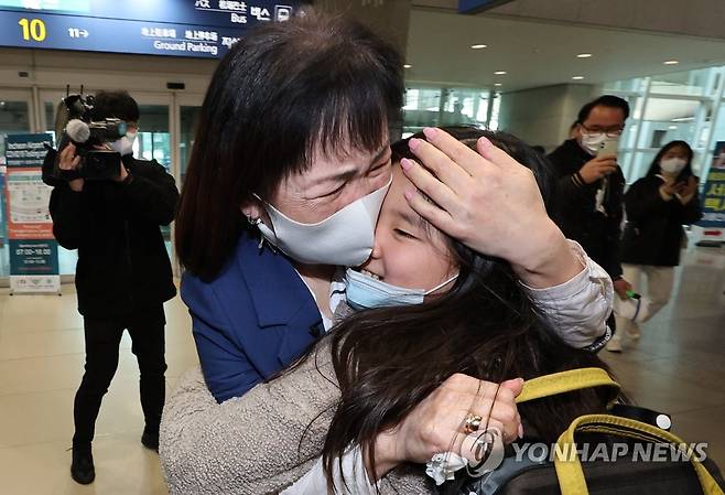 인천국제공항에 도착한 우크라이나 탈출 고려인 어린이 [연합뉴스 자료사진]