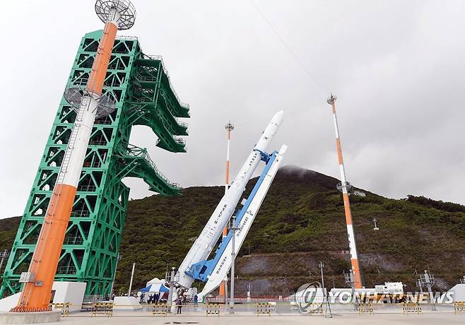 누리호 발사대 기립 작업 한국형 발사체 누리호(KSLV-Ⅱ)가 15일 전남 고흥군 나로우주센터 발사대에서 누리호가 기립되고 있다. 2022.6.15 [한국항공우주연구원 제공. 재판매 및 DB 금지] photo@yna.co.kr