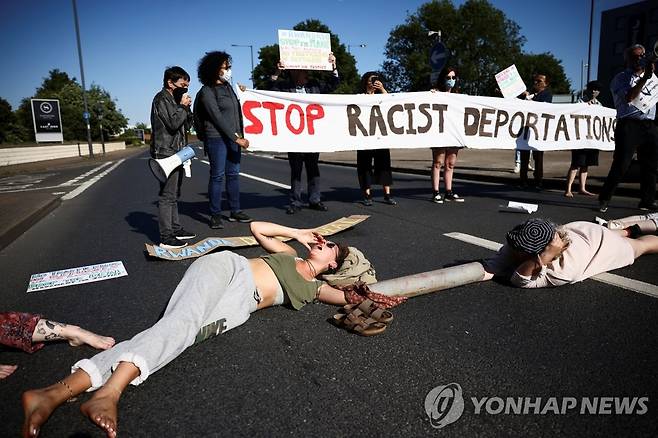 '난민 신청자 르완다 이송' 반대 시위 나선 영국인들 (런던 로이터=연합뉴스) 영국의 활동가들이 14일(현지시간) 런던 히스로 공항 인근 도로를 봉쇄한 채 망명 신청자들을 르완다로 이송하려는 정부의 계획에 항의하며 시위를 벌이고 있다. 유럽인권재판소는 이날 영국 정부에 난민 신청자와 이주민들을 르완다로 추방하려는 계획을 중단하라고 명령했다. 이번 명령에 따라 불법으로 영불해협을 건너온 이주민을 태우고 이날 르완다로 출발하려던 첫 비행기가 영국 공군기지에서 이륙하지 못했다. [로이터 연합뉴스 자료사진. 재배포 및 DB 금지]